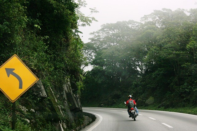 Conducir en moto es una experiencia de conducción para muchos y una necesidad para otros, pero todos necesitan saber cómo conducir de forma segura.