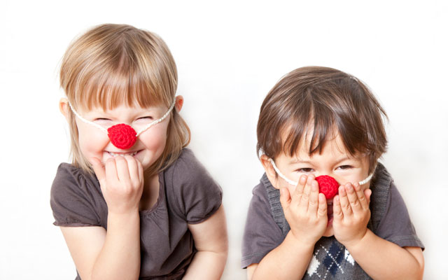 La risa se contagia de niños a adultos.