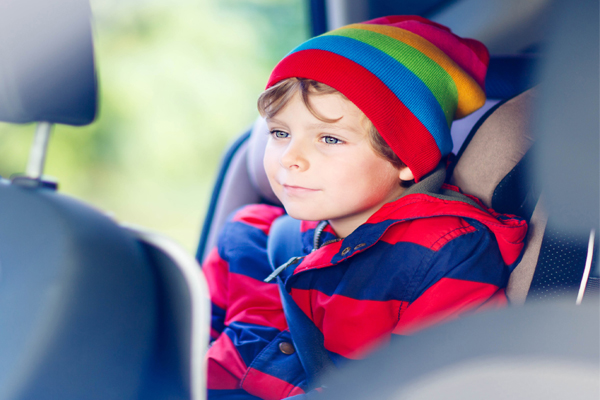 Evita los mareos de tu hijo en el coche con nuestros consejos.