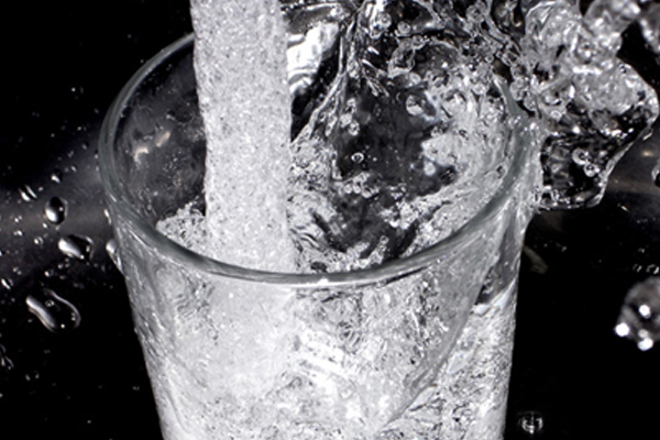 Beber dos litros de agua al día